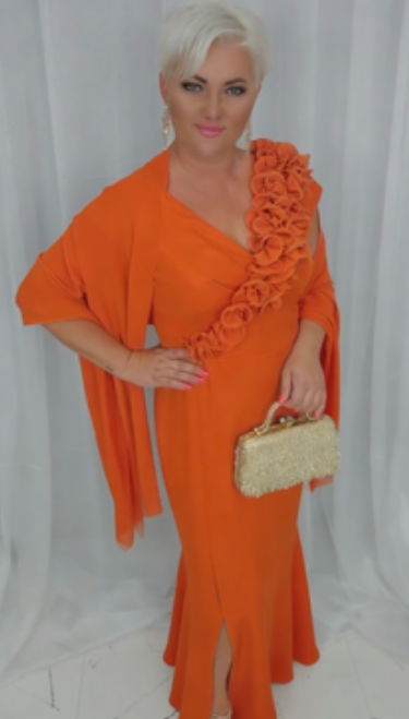 O vestido apresenta um decote em V adornado com folhos em estampado floral