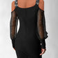 Vestido justo ao corpo com decote ombro a ombro, pregas e patchwork de tule transparente com lantejoulas