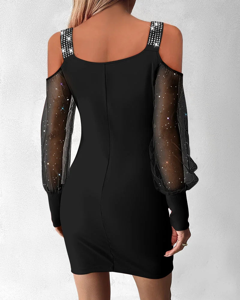 Vestido justo ao corpo com decote ombro a ombro, pregas e patchwork de tule transparente com lantejoulas