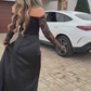 Um vestido sexy e elegante de mangas compridas com ombros à mostra, detalhes em renda e uma racha