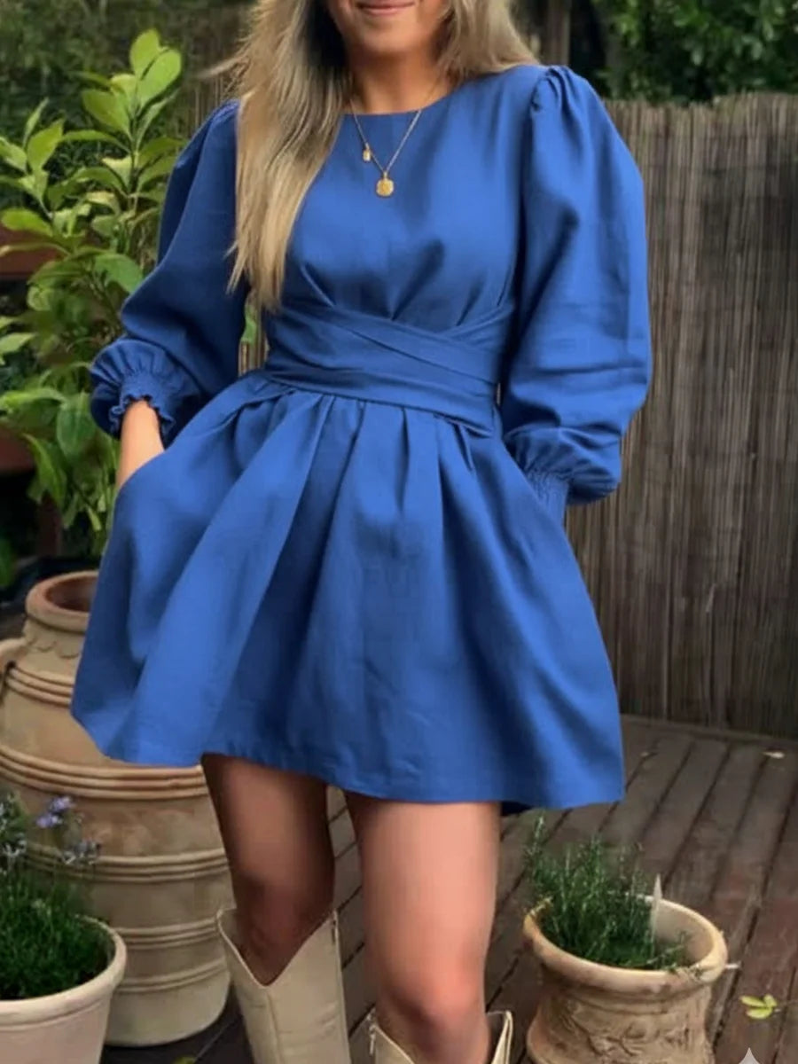 Vestido em linho e algodão com atilhos na cintura