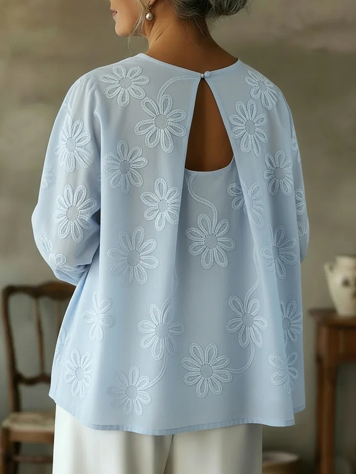 Camisa romântica com bordado floral vazado