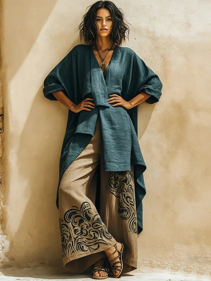 Conjunto de duas peças em algodão e linho, composto por camisa comprida com corte artístico em estilo boémio e calças de pernas largas.