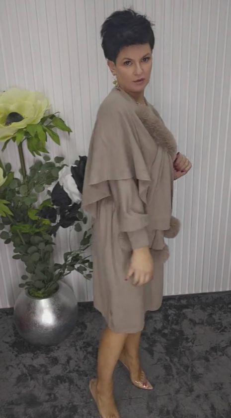 Um vestido de mangas compridas com decote redondo e um xaile decorado com elementos de pelúcia.