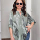 Camisa de senhora estampada com bolsos com botões