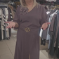 Vestido midi com racha e decote em V