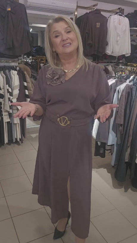 Vestido midi com racha e decote em V