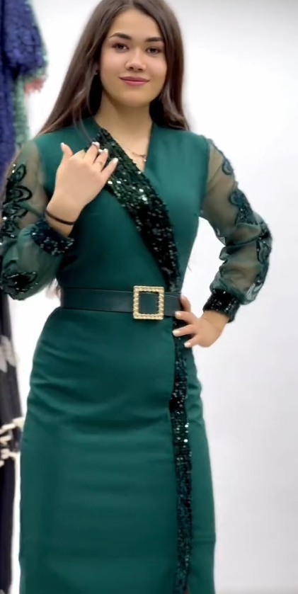 Vestido de tule com decote em V e lantejoulas