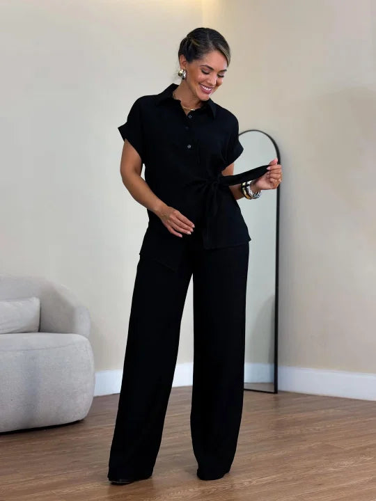 Um conjunto elegante com atilhos frontais