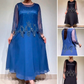 Um elegante vestido de cor sólida com uma sobreposição de tule brilhante