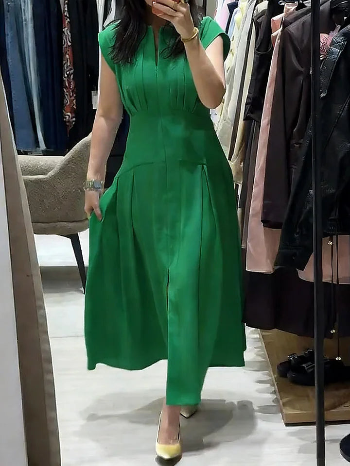 Vestido de senhora em algodão e linho, liso, sem mangas, com decote em V e corte largo.