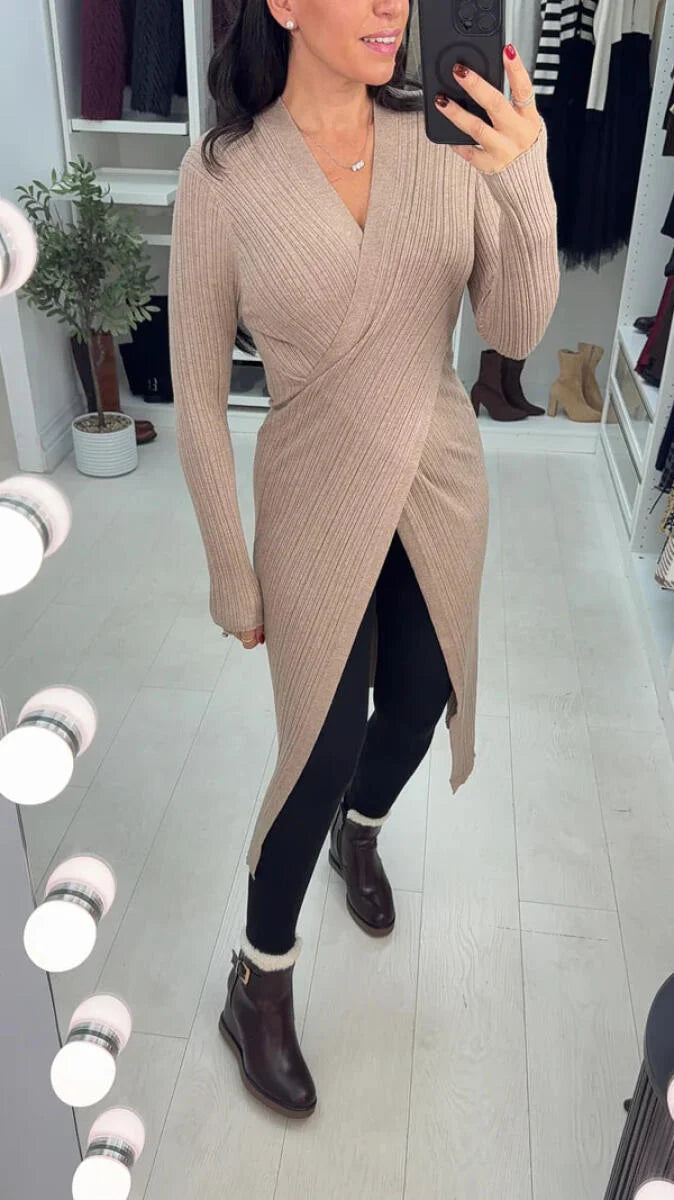 Blusa de mulher comprida casual de cor lisa com decote em V e corte irregular
