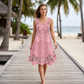 Vestido sem mangas – com um estampado e um look que imita jeans.