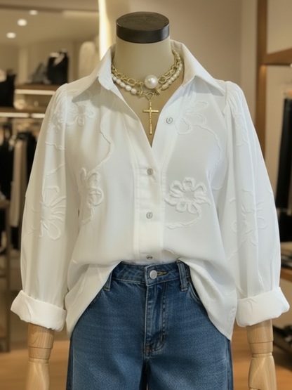 Polo romântico com bordado floral