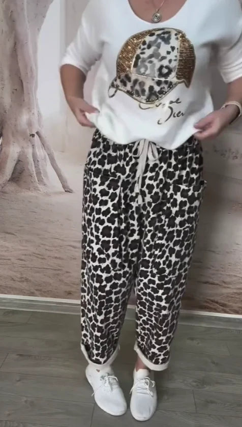 Boné de beisebol estampado, blusa de lantejoulas + calças de alfaiataria largas com padrão leopardo