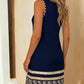 Vestido sem mangas com decote em V e estampado.