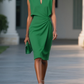 Vestido midi clássico com gola redonda e manga curta
