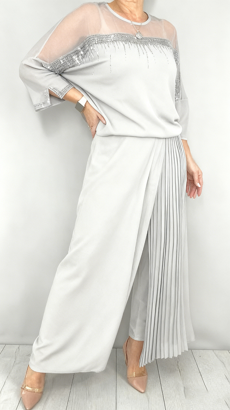 Conjunto de blusa com decote redondo e painéis em tela + calças pantalonas plissadas