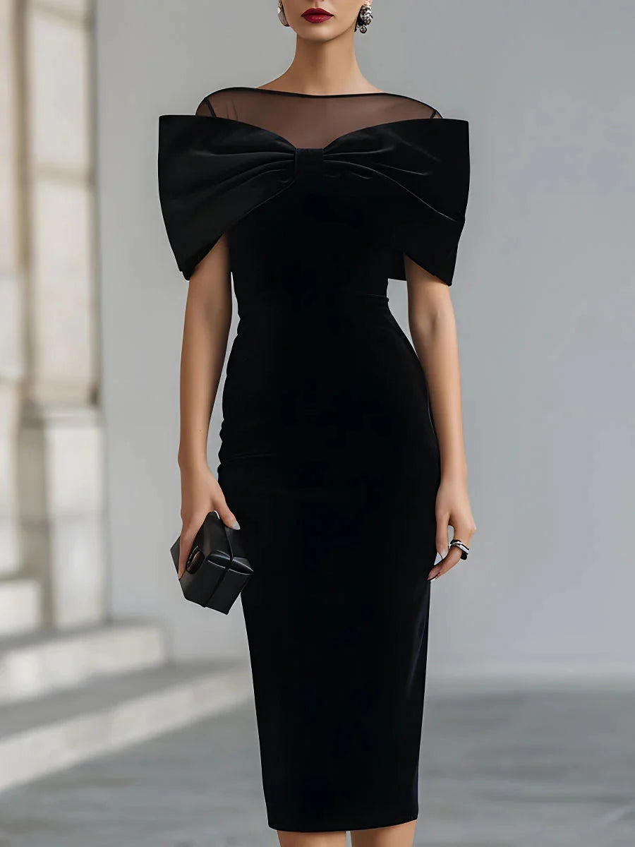 Vestido midi dramático em veludo preto com laço.