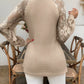Elegante blusa comprida com decote em V e renda semitransparente