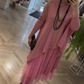 Vestido de tule tricotado com várias camadas e patchwork