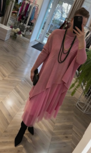Vestido de tule tricotado com várias camadas e patchwork