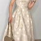 Vestido elegante para mulher com decote em V e atilhos às bolinhas