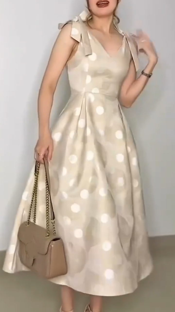 Vestido elegante para mulher com decote em V e atilhos às bolinhas