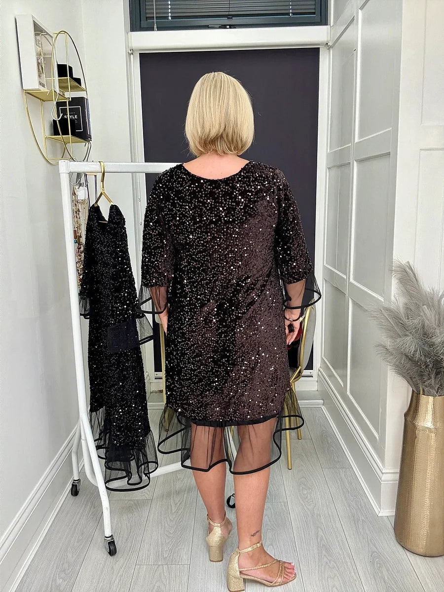 Vestido com tule franzido e lantejoulas