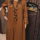 Vestido comprido com saia plissada e decote redondo