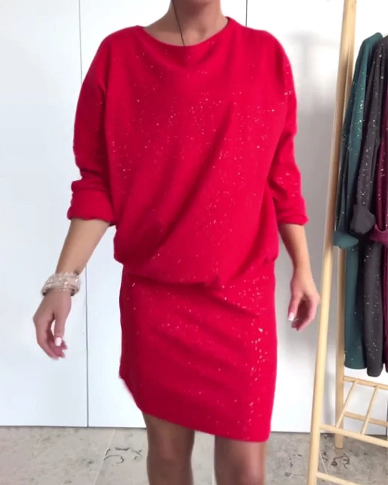 Um vestido com um decote redondo e um delicado brocado