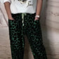 Boné de beisebol estampado, blusa de lantejoulas + calças de alfaiataria largas com padrão leopardo