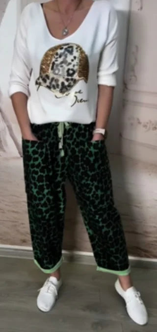 Boné de beisebol estampado, blusa de lantejoulas + calças de alfaiataria largas com padrão leopardo