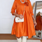 Vestido solto com estampado floral tridimensional e gola redonda