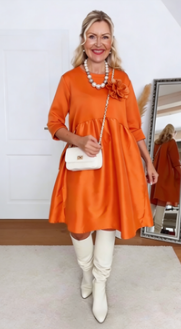 Vestido solto com estampado floral tridimensional e gola redonda