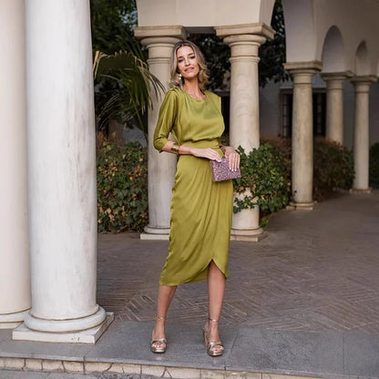 Vestido midi em cetim com decote redondo e manga curta, cor sólida