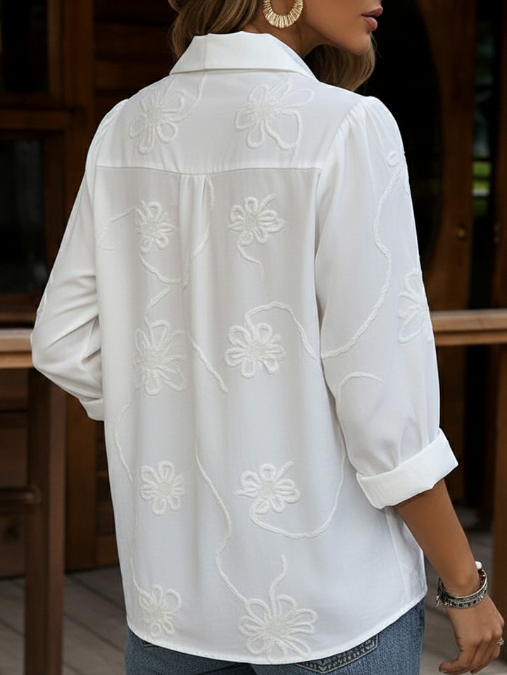 Polo romântico com bordado floral