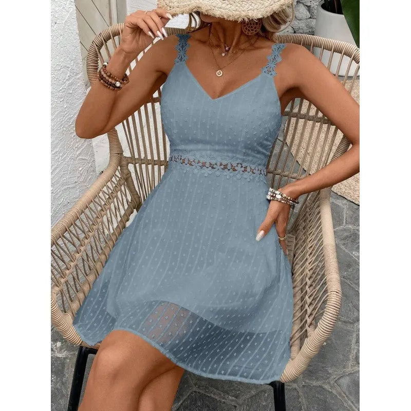 Minivestido de mulher às bolinhas com alças de renda e recorte na cintura