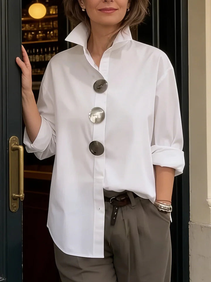 Elegante blusa em algodão e linho com gola alta e botões em metal