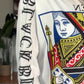 Vestido de menina com estampado de carta de baralho e ombros caídos