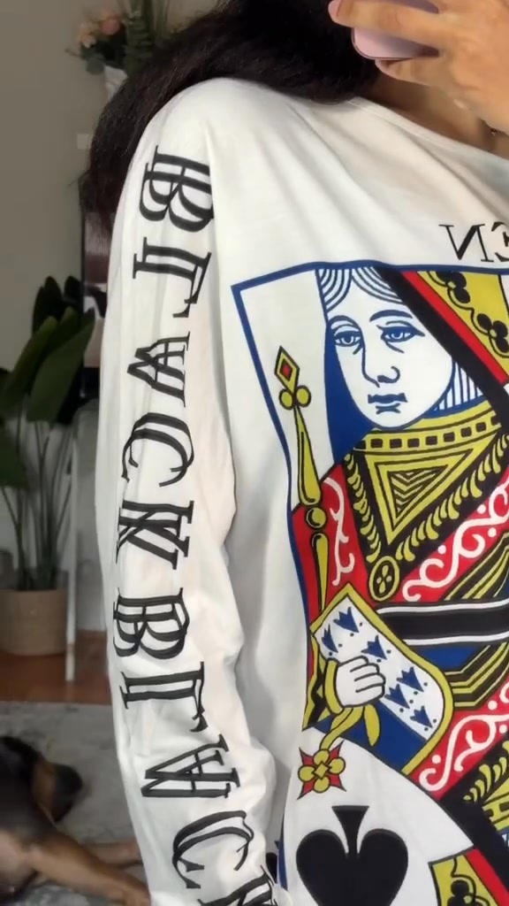 Vestido de menina com estampado de carta de baralho e ombros caídos