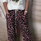 Boné de beisebol estampado, blusa de lantejoulas + calças de alfaiataria largas com padrão leopardo