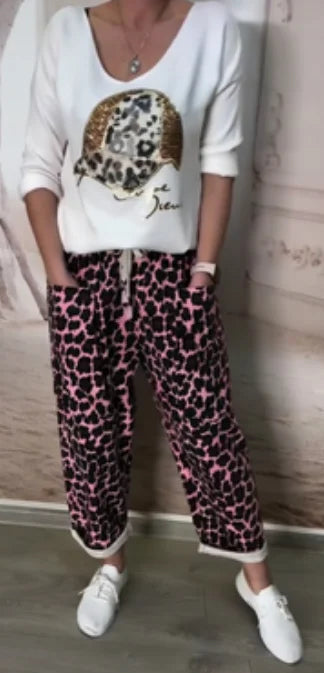 Boné de beisebol estampado, blusa de lantejoulas + calças de alfaiataria largas com padrão leopardo