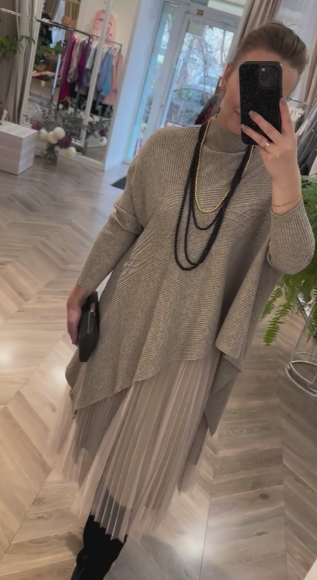 Vestido de tule tricotado com várias camadas e patchwork