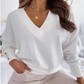 Blusa de mulher elegante com botões e decote em V
