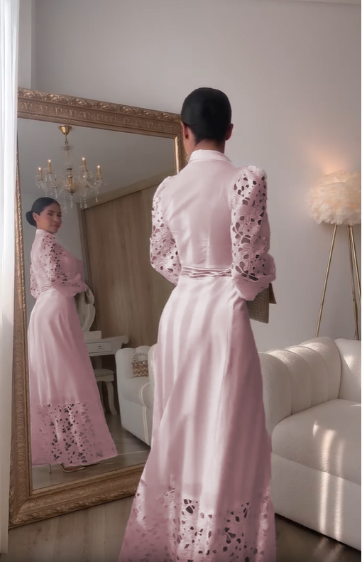 Vestido feminino elegante e moderno com mangas compridas vazadas