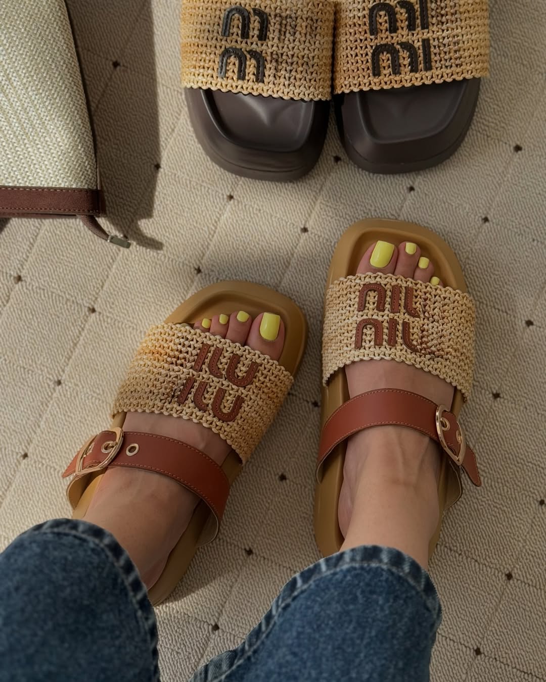 Sandálias de verão femininas da moda com sola grossa para férias na praia