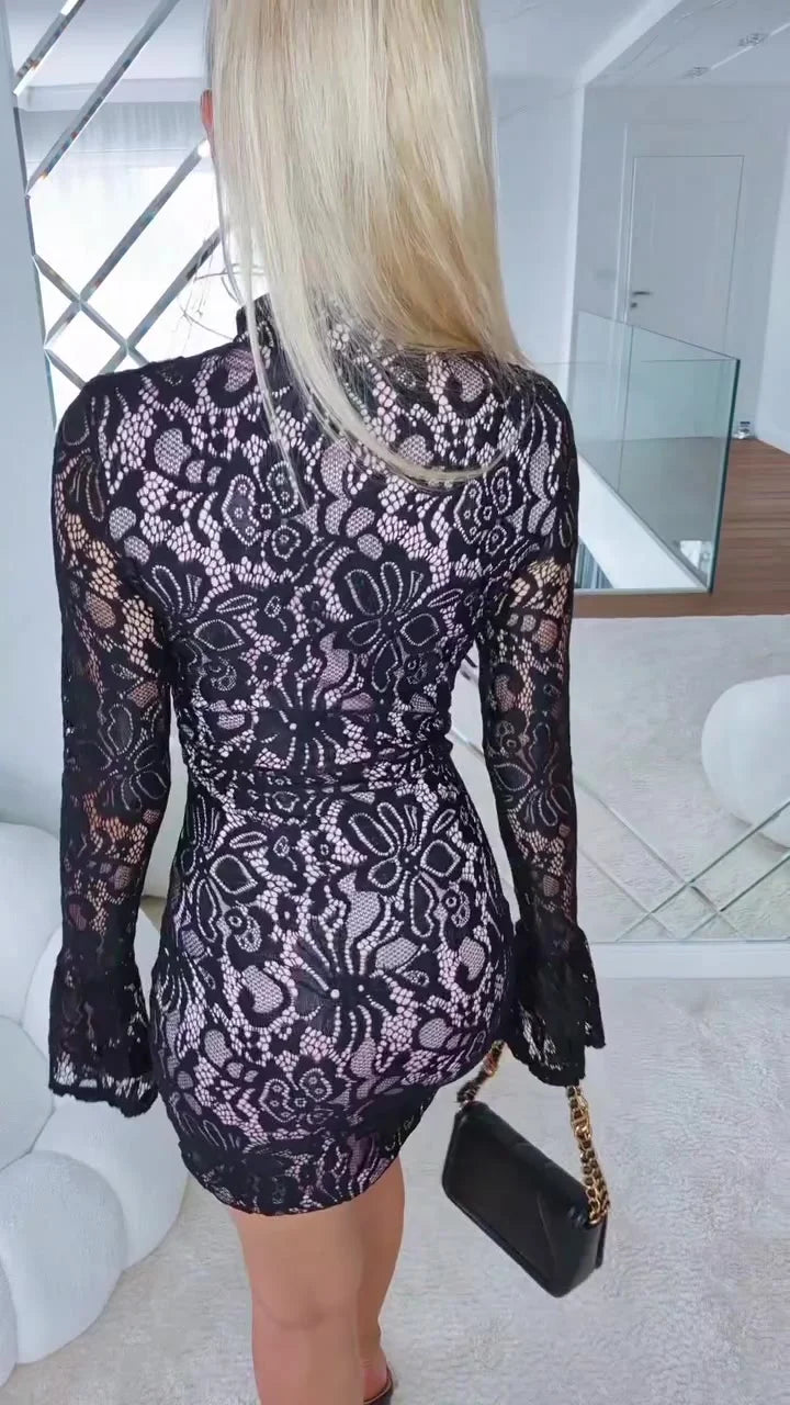 Vestido de mulher de renda vazada com gola alta