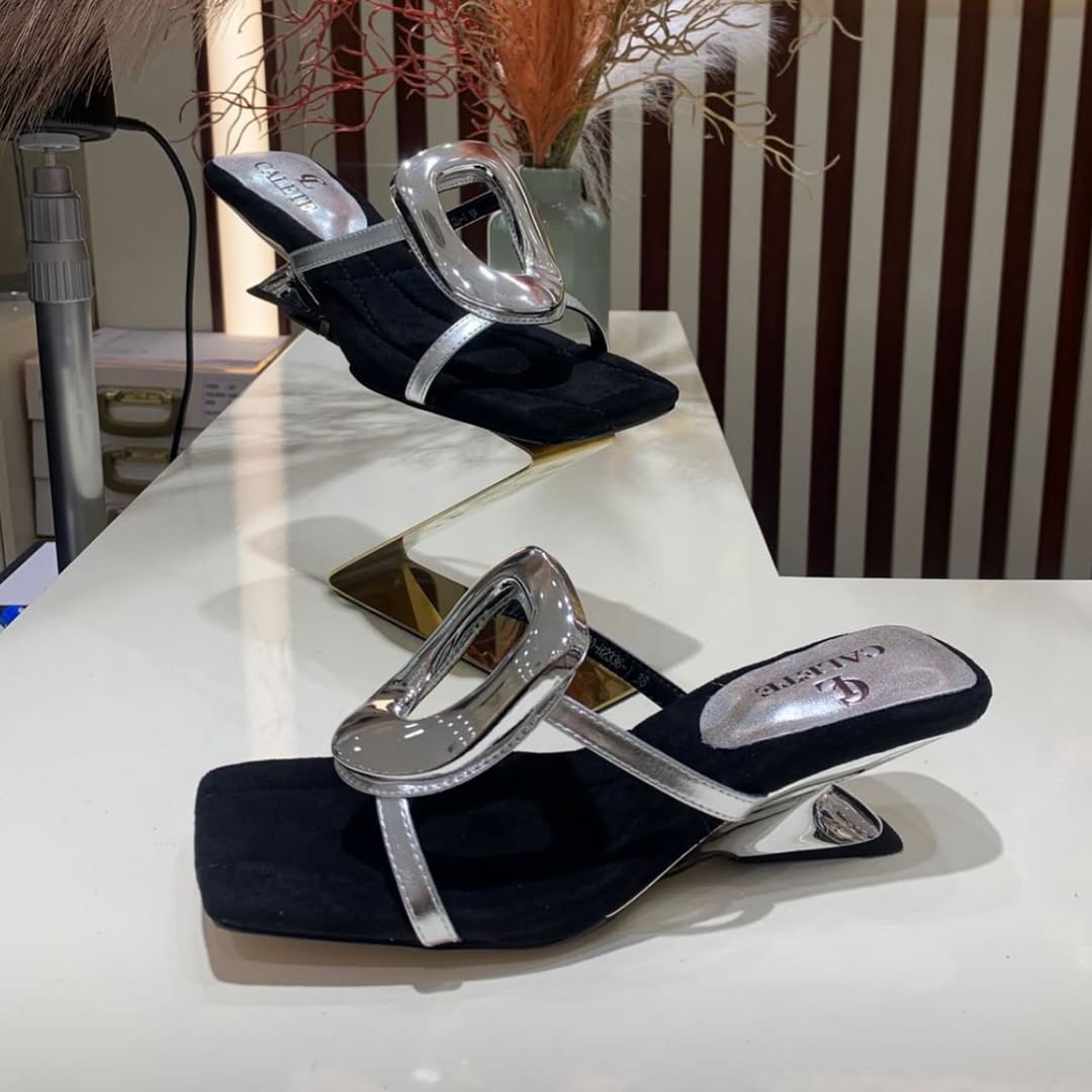 Sandálias de salto baixo estilo argola da moda feminina de verão