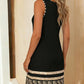 Vestido sem mangas com decote em V e estampado.